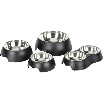 Vier zwarte huisdiervoerkommen met roestvrijstalen inzetstukken, variërend in grootte, samen gerangschikt op een lichte achtergrond.