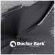 Graues Haustierbett mit gepolstertem Design, mit einem grünen 'Doctor Bark'-Label an der Seite.