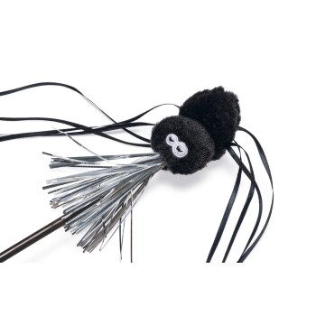 Schwarzes, pelziges Spinnen-Katzenspielzeug mit silbernen Lametta-Beinen und langen schwarzen Bändern auf weißem Hintergrund.