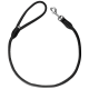 Schwarze Leder-Hundeleine mit Schlaufen-Griff und einem Metallclip zur Befestigung, vor einem weißen Hintergrund präsentiert.