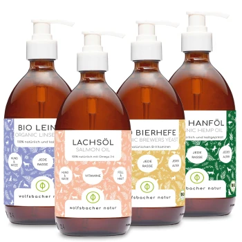 Vier Flaschen mit Haustierergänzungen: Bio-Leinsamenöl, Lachsöl, Bio-Bierhefe und Bio-Hanföl, jede mit detaillierten Etiketten.