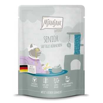 Mjamjam Senior kattenvoer zakje met een cartoonkat in een paarse trui, gelabeld 'Sappige Kip,' met iconen voor kwaliteit en ingrediënten.