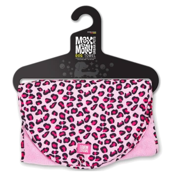 Rosa Hundetuch mit Leopardenmuster von Max & Molly, gefaltet auf einem schwarzen Bügel; Verpackung mit der Aufschrift 'Dog Towel'.