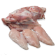 Rohe Hühnerstücke, einschließlich einer ganzen Hühnerbrust und drei Hühnerfilets, auf einem weißen Hintergrund präsentiert.