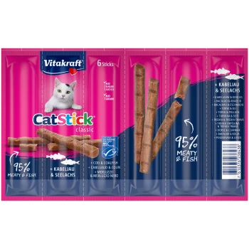 Vitakraft CatStick klassische Verpackung mit einer weißen Katze, mit 6 Fleisch- und Fischstäbchen, mit der Aufschrift '95% Fleisch & Fisch' und 'Kein Zuckerzusatz, kein Getreide.'