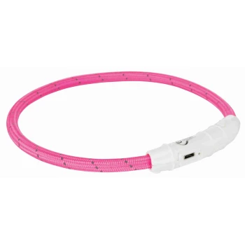 Un collier pour animal de compagnie rose vif avec une lumière LED blanche et un port de chargement USB, conçu pour la visibilité lors des promenades.