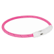 Ein leuchtend pinkes Haustierhalsband mit einem weißen LED-Licht und USB-Ladeanschluss, entworfen für Sichtbarkeit während der Spaziergänge.