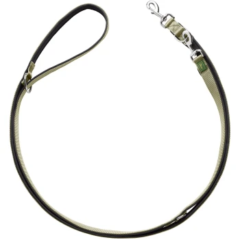 Eine strapazierfähige Hundeleine mit einem schwarzen und olivgrünen Design, mit einem gepolsterten Griff und einem Metallclip zur Befestigung.