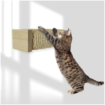 Getigerte Katze streckt sich und kratzt an einem an der Wand montierten Sisalseil-Kratzbaum mit Holzenden.