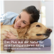 Eine Person kuschelt mit einem Golden Retriever, mit Textüberlagerung in Deutsch und Englisch, die natürliche Unterstützung für ein entspanntes Alltagsleben bewirbt.