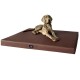 Ein großes braunes Hundebett mit einem eleganten Design, auf dem ein Hund bequem liegt. Das Bett hat ein kleines Logoetikett an der Seite.