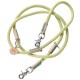 Eine hellgrüne Hundeleine aus geflochtenem Seil, mit Ledergriffen mit blauer Naht und Metallclips zur Befestigung.