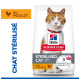 Sac d'aliments pour chat stérilisé Hill's Science Plan avec photo de chat ; indique 'avec POULET' et '3 AVANTAGES ESSENTIELS'.