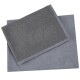 Zwei graue Haustierhandtücher übereinander gestapelt, eines mit einer strukturierten Oberfläche und das andere glatt, ideal zum Abtrocknen von Haustieren.