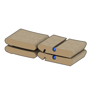 Zwei gestapelte Kratzbäume für Katzen mit einer strukturierten Oberfläche und einem blauen Ballspielzeug, das durch einen Schlitz hervorlugt, entworfen für das Spielen und Kratzen von Katzen.