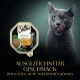 Eine graue Katze leckt sich die Lippen neben einem Sheba-Futterbehälter mit der Aufschrift "Nature's Collection in Sauce" mit Truthahn und Karotten.