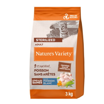 Nourriture pour chats adultes stérilisés Nature's Variety avec poisson blanc désossé, céréales saines et qualité des protéines, sac de 3 kg.