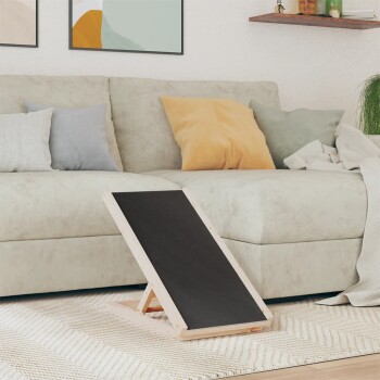 Eine hölzerne Haustierrampe mit einer schwarzen Oberfläche steht vor einem hellen Sofa, das mit bunten Kissen geschmückt ist, in einem gemütlichen Wohnzimmer.