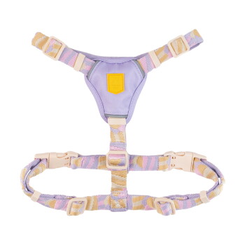 Pastell-lavendelfarbenes Hundegeschirr mit rosa-beige Camouflage-Trägern und einem gelben Logo-Patch.