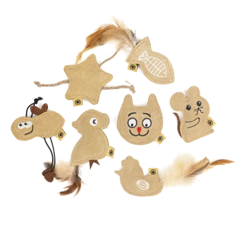 Eine Sammlung von acht plüschigen Haustierspielzeugen in verschiedenen Formen, darunter ein Stern, ein Fisch, eine Katze, eine Maus und ein Vogel, mit verspielten Designs und Schwänzen.