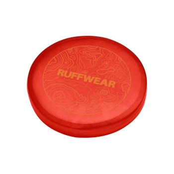 Camp Flyer™ Spielzeug rot Rote Hundescheibe mit strukturiertem Oberflächen und topografischem Design, mit dem Markennamen "RUFFWEAR" in fetten gelben Buchstaben.