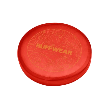Rote Hundescheibe mit strukturiertem Oberflächen und topografischem Design, mit dem Markennamen "RUFFWEAR" in fetten gelben Buchstaben.