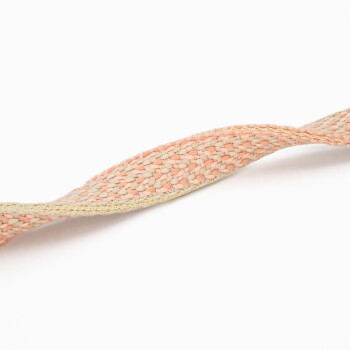 Eine Nahaufnahme einer gewebten Haustierleine in sanften Pfirsich- und Cremetönen, die flach auf einem weißen Hintergrund liegt.