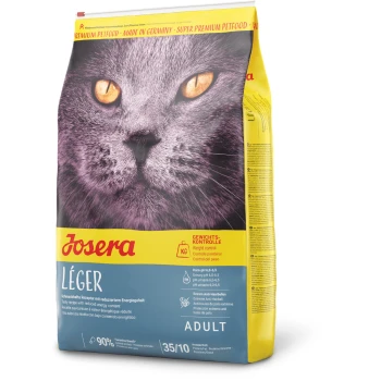 Nahaufnahme des Gesichts einer Katze auf einer gelb-blauen Josera Katzenfutter-Tüte, mit den Texten "LÉGER" und "Gewichtskontrolle."