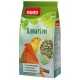 Eine Tüte Panto Kanarienvogel-Futter mit einem gelben Kanarienvogel und einem roten Kanarienvogel auf der Vorderseite, mit Text, der Mineralien und die Vitamine A, D und E hervorhebt.