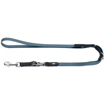 Türkis-blaue, verstellbare Hundeleine mit Handschlaufe, schwarzen Lederakzenten, silbernen Karabinern und O-Ringen sowie kleinem Metall-Logoschild.