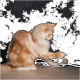 Un chat fluffy orange et blanc frappe joyeusement une petite balle grise sur une surface texturée, sur fond sombre.