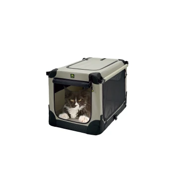 Eine flauschige schwarz-weiße Katze sitzt in einer beigen Haustiertragetasche mit Netzseiten und schaut neugierig aus der vorderen Öffnung.