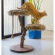 Eine orange getigerte Katze steht auf einem zweistufigen Katzenbaum mit Kunstfellplattformen und einem Sisal-Seil, in einem hellen Innenraum.