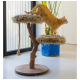 Eine orange getigerte Katze steht auf einem zweistufigen Katzenbaum mit Kunstfellplattformen und einem Sisal-Seil, in einem hellen Innenraum.