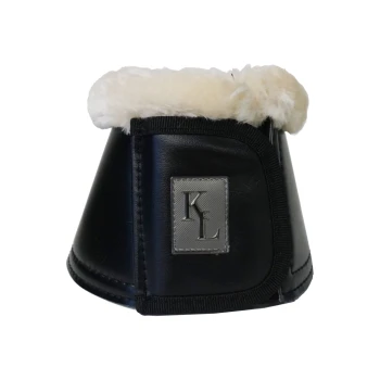Schwarze Pferdeschuh mit einem flauschigen weißen Futter und einem silbernen "KL"-Logo an der Seite.