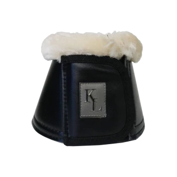 Schwarze Pferdeschuh mit einem flauschigen weißen Futter und einem silbernen "KL"-Logo an der Seite.