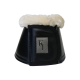 Schwarze Pferdeschuh mit einem flauschigen weißen Futter und einem silbernen "KL"-Logo an der Seite.