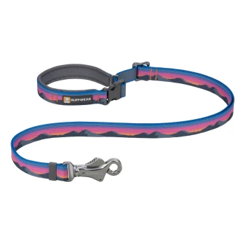 Eine farbenfrohe Hundeleine von Ruffwear mit einem Bergsonnenuntergangsdesign in Pink, Orange und Blau, mit einem stabilen Metallverschluss.