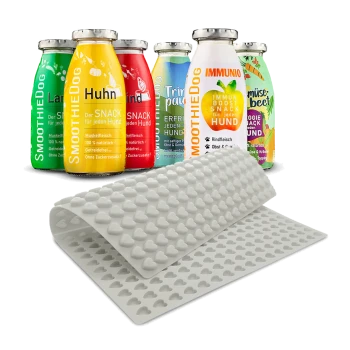 Bunte Smoothieflaschen für Hunde, beschriftet mit Geschmacksrichtungen wie "Huhn" und "Rind", neben einer rosa Silikonmatte mit Herzformen.