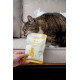 Rückseite eines beigen Katzen-Snack-Beutels mit der Aufschrift 'Ergänzungsfuttermittel für Katzen', Zutatenliste, Symbole für kein Soja/Getreide/Zucker/Gluten, QR-Code, 30 g.