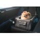 Ein flauschiger Pomeranian-Hund sitzt bequem in einer grauen Tragetasche auf einem Autositz, mit einem sichtbaren Markenlabel "KERBL."
