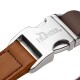 Nahaufnahme einer silbernen Schnellverschluss-Schnalle eines Hundehalsbands, eingraviert „HUNTER“, mit braunem Lederband und Ziernaht.