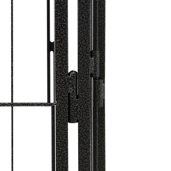 Nahaufnahme eines schwarzen Metall-Tiergitter-Scharnier, das seine strukturierte Oberfläche und den sicheren Verriegelungsmechanismus zeigt.