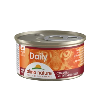 Dose Katzenfutter mit der Aufschrift "Daily" von Almo Nature, mit Enten-Geschmack, getreidefrei, mit dem Gesicht einer Katze im Hintergrund.