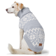 Ein Hund trägt einen hellgrauen gestrickten Pullover mit weißen Schneeflockenmuster, mit hohem Kragen und einem Lederetikett, das "HUNTER" liest.