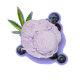 Löffel mit lavendelfarbenem Eis mit Heidelbeeren und einem Cannabisblatt auf lila Hintergrund.