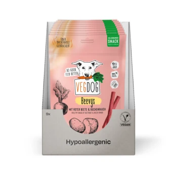 Vegdog Beevys Verpackung, ein pflanzlicher Hundesnack mit Rote Beete und Buchenrauchgeschmack, auf einem rosa Hintergrund mit Gemüseillustrationen.