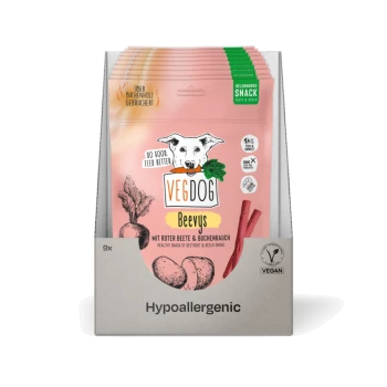 Vegdog Beevys Verpackung, ein pflanzlicher Hundesnack mit Rote Beete und Buchenrauchgeschmack, auf einem rosa Hintergrund mit Gemüseillustrationen.
