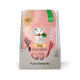 Vegdog Beevys Verpackung, ein pflanzlicher Hundesnack mit Rote Beete und Buchenrauchgeschmack, auf einem rosa Hintergrund mit Gemüseillustrationen.