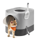 Eine verspielte Katze mit einem orangefarbenen Halstuch kommt aus einer modernen, grauen Katzentoilette mit einer transparenten Tür und einem angehängten Schaufel.